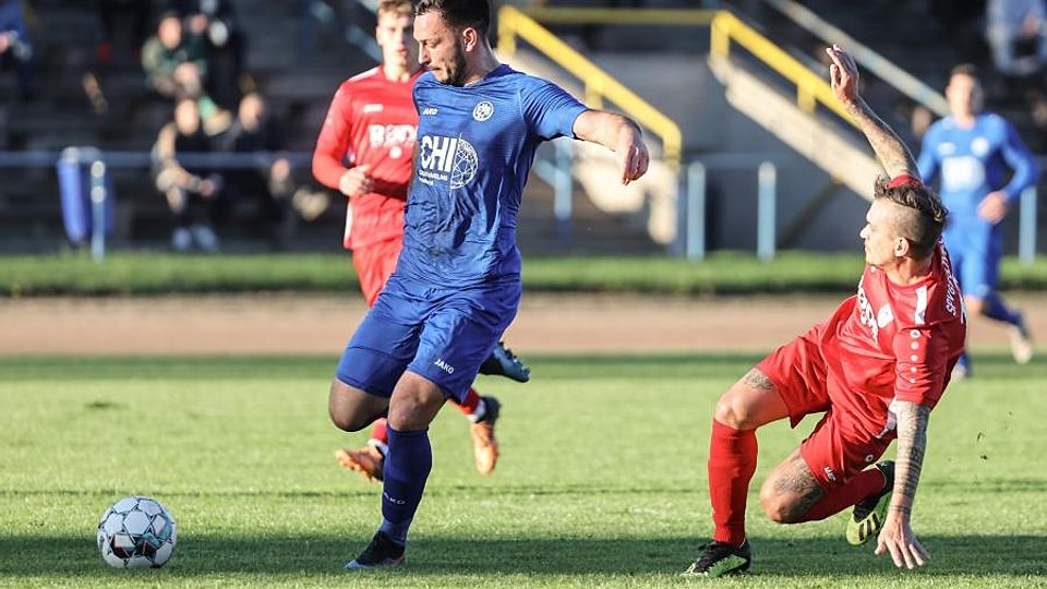 Zur Vakanz auf der Torwartposition kommt beim FV Biebrich 02 der Ausfall von David Meurer (l., gegen den Eltviller Christian Lang), der sich einer Knie-OP unterziehen muss.	