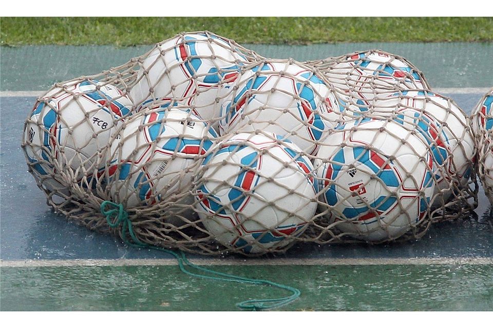 Zumindest beim Elfmeterschießen wird der eine oder andere Ball im Tornetz auf der Chamerauer Regeninsel hängen bleiben.  Foto: Tschannerl