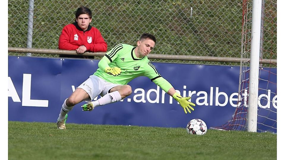 Normalerweise fürs Toreverhindern zuständig: Hassia-Keeper Kay Schotte brachte die Binger in Jägersburg in Führung.	