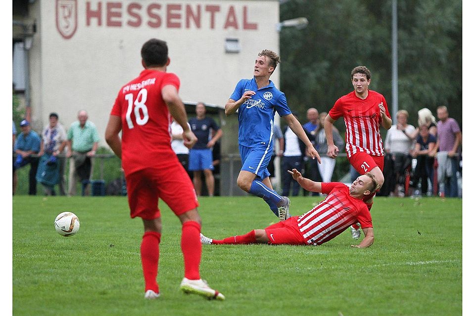 Überzahl für Hessental (rot), doch Ball und Gegner sind weg. Obersontheim gewinnt 5:2.          Foto: Ufuk Arslan
