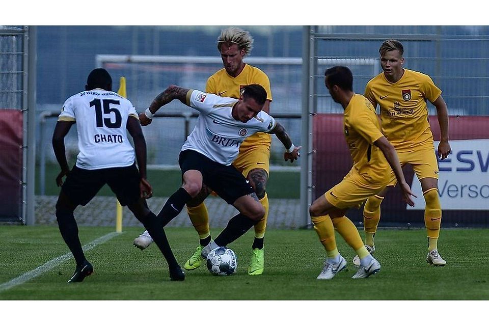 Die Fußballer der SG Sonnenhof (gelbe Trikots) unterlage dem SV Wehen Wiesbaden (weiße Trikots). 
