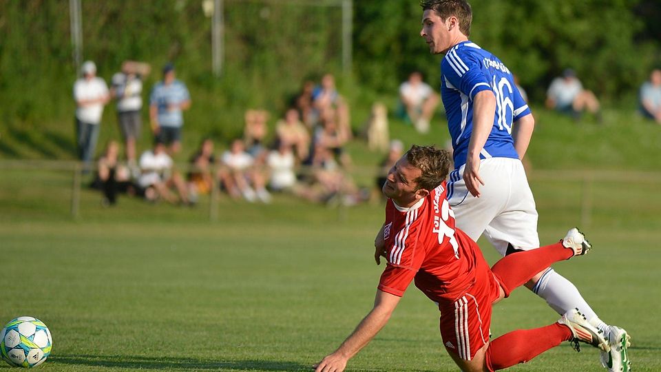 Daniel Möller (hier in blau im Mai 2012 im Relegationsspiel für den SV 73 Süd gegen Stadelns Vigas) verstärkt den SV Schwaig. (Archivfoto: Zink)