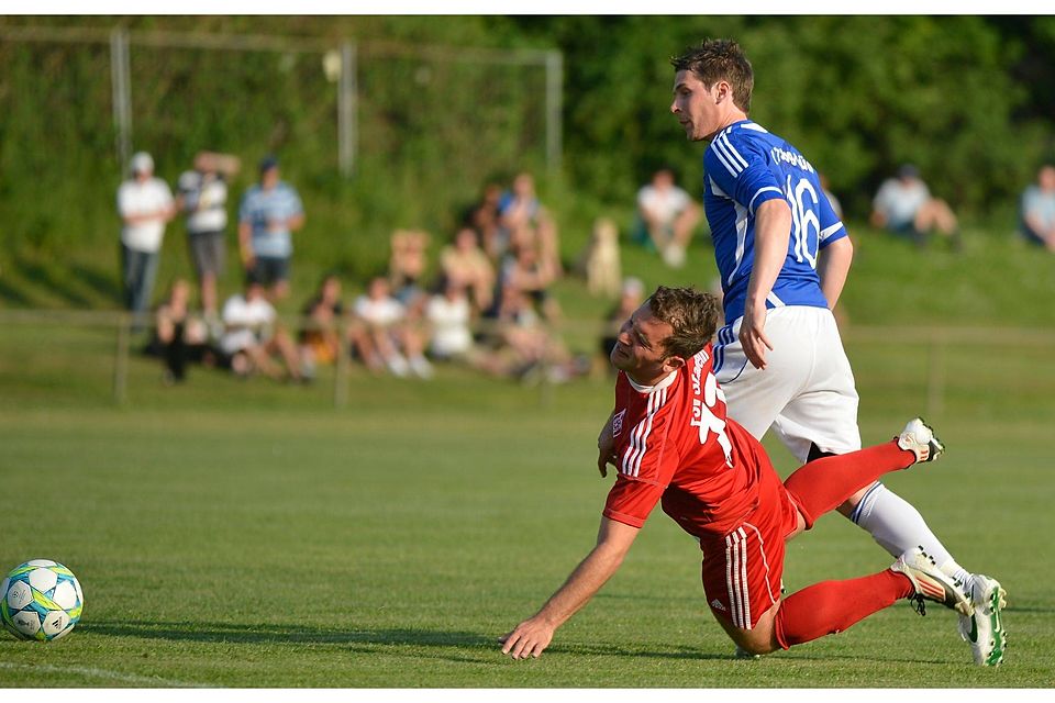 Daniel Möller (hier in blau im Mai 2012 im Relegationsspiel für den SV 73 Süd gegen Stadelns Vigas) verstärkt den SV Schwaig. (Archivfoto: Zink)