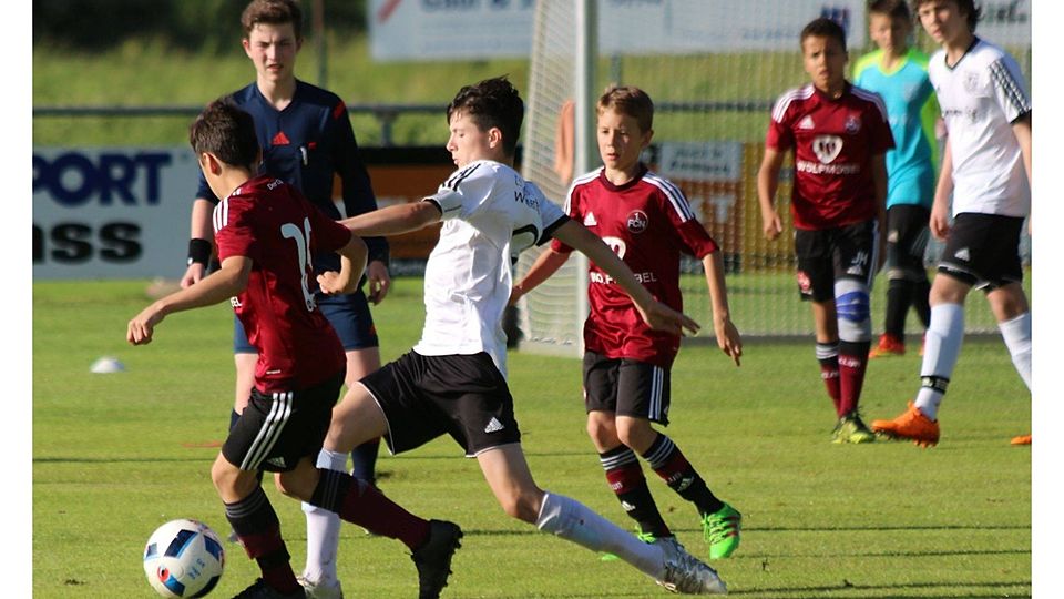 Meister gegen Vierter: Der 1. FC Nürnberg II setzte sich in der U13-BOL mit 3:1 beim TSV 1860 Weißenburg durch. Foto: Uwe Mühling