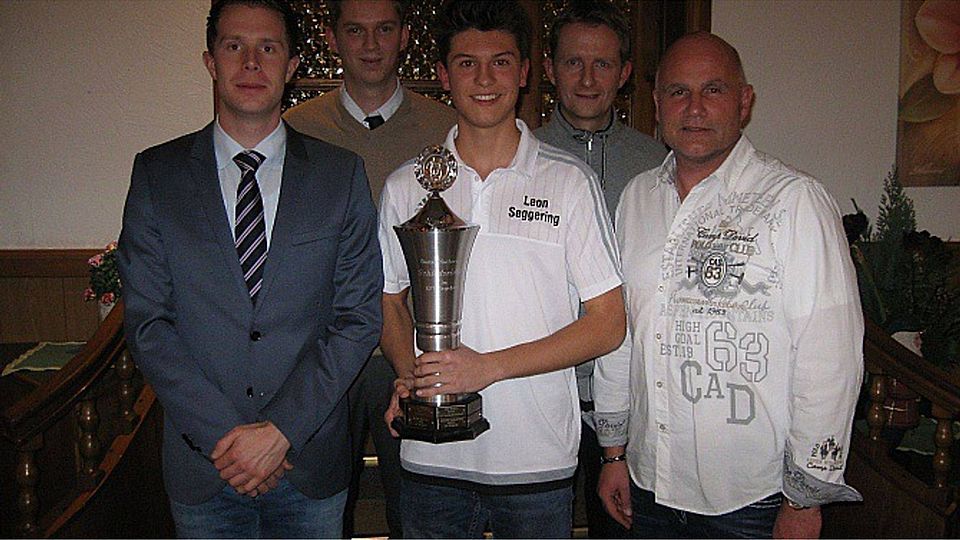 Leon Seggerink (Mitte mit Pokal) wurde von den SR-Ausschuss- Mitgliedern Malte Göttsch (v.li.), Torben Dwinger, David Bornhöft und dem kommissarischen SR-Obmann Frank Geissler als Jungschiedsrichter des Jahres ausgezeichnet.