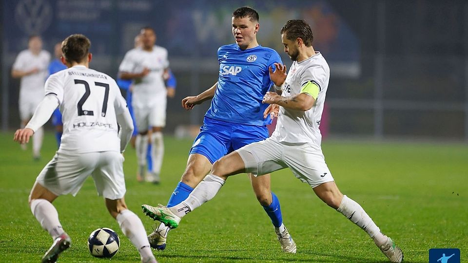 Dennis Egel (blau) fällt vorerst mit einem Nasenbeinbruch aus.