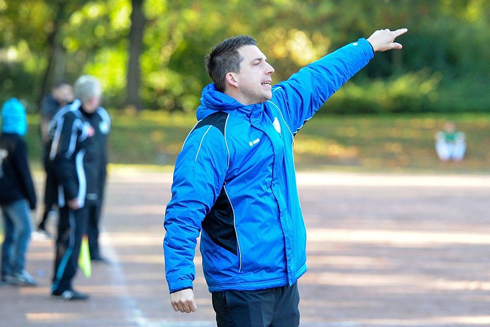 Schwacher Saisonstart: Titelfavorit TuS Jöllenbeck steht mit seinem Trainer Tobias Demmer nach drei Spieltagen auf dem vorletzten Platz in der Bezirksliga. 
