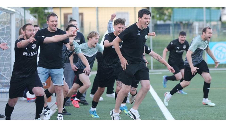 Da brechen sie endlich, die Dämme: Nach dem Abpfiff der letzten Saisonpartie in der Fußball-B-Liga gegen den SC Münchholzhausen/Dutenhofen II, das mit einen 2:2 endet, stümt die die "Bank" der SG Biskirchen/Ulmtal das Feld und feiert den Durchmarsch in die höchste Wetzlarer Kreisliga. © Steffen Bär 