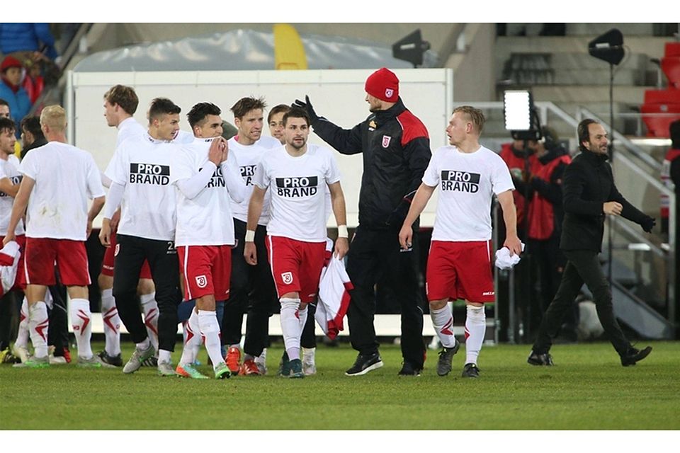Die Spieler des SSV Jahn Regensburg setzten nach dem Spiel gegen Unterhaching ein Zeichen für ihren baldigen Ex-Coach Christian Brand. Foto: Nickl