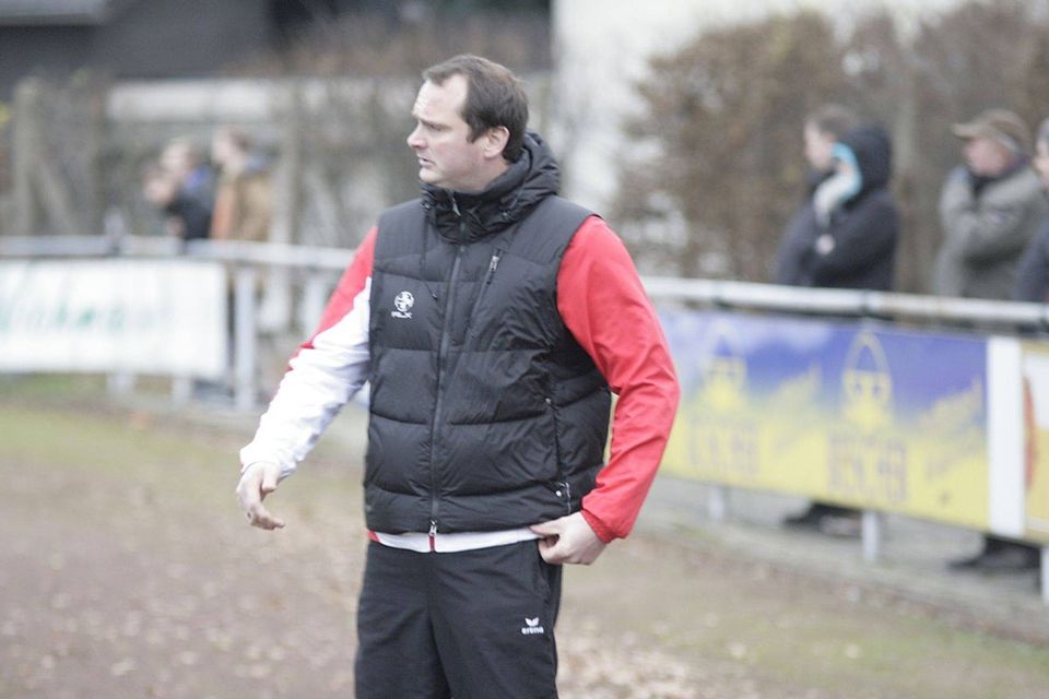 Frustriert: Hövelhofs Trainer Marc Kespohl kann die 2:3-Niederlage gegen Kirchlengern nicht nachvollziehen. F: Heinemann