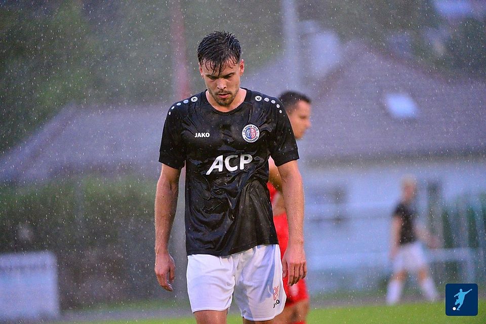 Im Regen: Johannes Stingl und der FC Sturm Hauzenberg haben sich zweifelsohne vom Saisonstart mehr erhofft. 