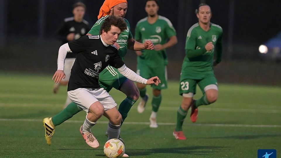 Auf dem Dingolfinger Kunstrasen lieferten sich die Hausherren und Wittibreut (in grün) einen torreichen Schlagabtausch.