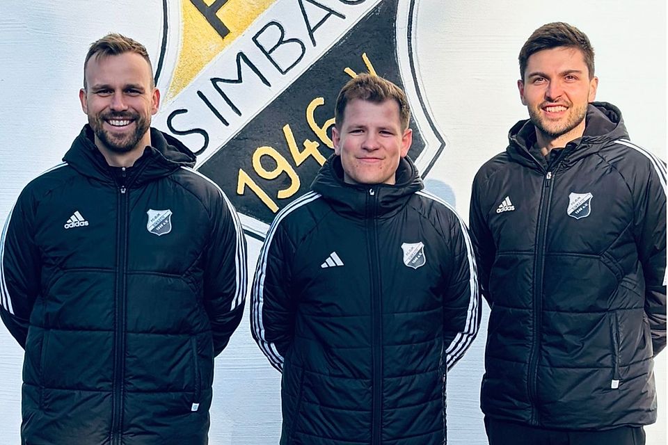 von links nach rechts: Daniel Ritzinger (Spielertrainer), Tobias Biermeier (Trainer), Christoph Ettengruber (Vorstand FC-DJK Simbach)