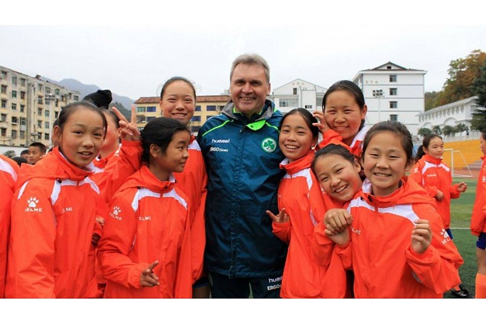 Der in Fürth lebende Toni Winkler (Mitte) in seinem Element: Auf seiner dreiwöchigen Reise durch China machte er sich ein Bild von der Nachwuchsarbeit in dem riesigen Land und erntete dafür das Lächeln dieser jungen Spielerinnen. Fotos: privat