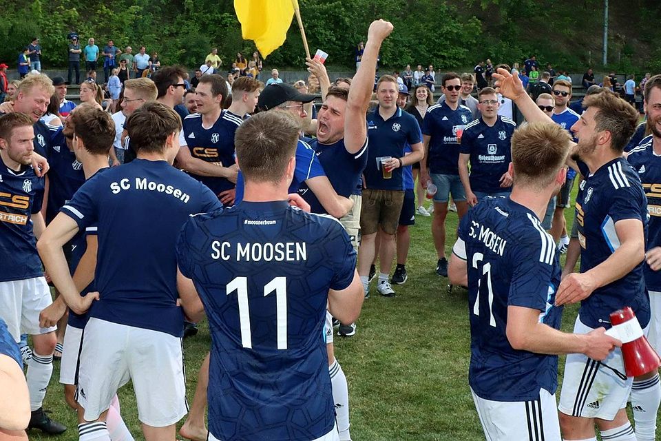 Lautstark feierten Moosener Spieler und Fans nach dem Abpfiff den Aufstieg.