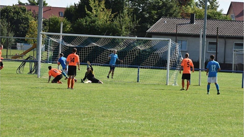 Mit dem Schlußpfiff erzielt Alexander Bentz, Kapitän des TSV Klönigsbrunn den Ausgleich gegen den FSV Großaitingen