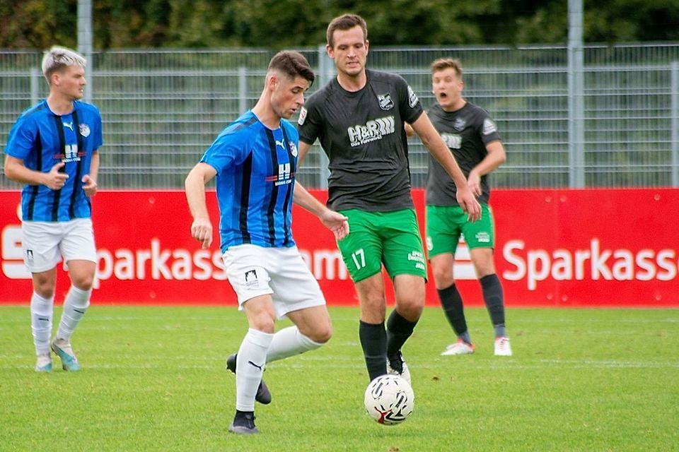 Hakan Sezer (in Blau) spielte in Rhyneraner Zeiten erfolgreich unter Soests Sportlichen Leiter Torsten Garbe (Archivfoto).