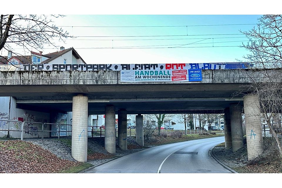 Mit diesem Banner protestiert die Fanszene der SpVgg Unterhaching gegen den Sportpark-Verkauf an den FC Bayern. Mit diesem Banner protestiert die Fanszene der SpVgg Unterhaching gegen den Sportpark-Verkauf an den FC Bayern.