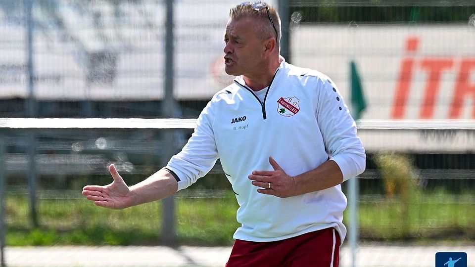 Energisch an der Seitenlinie: Stefan Kopf (im Bild) bleibt Trainer der SG Laufenselden.
