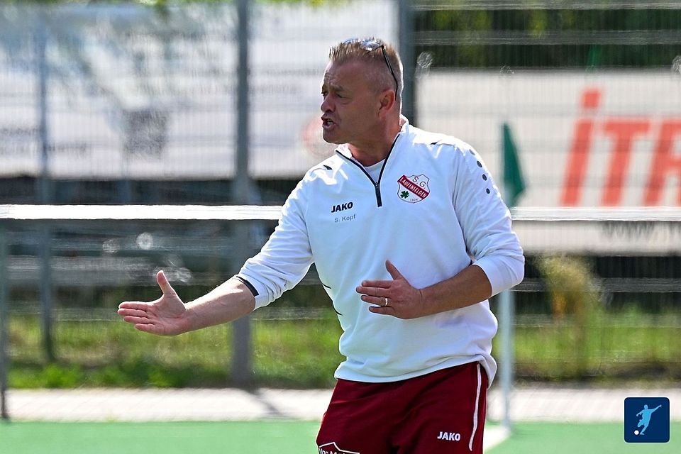 Energisch an der Seitenlinie: Stefan Kopf (im Bild) bleibt Trainer der SG Laufenselden.