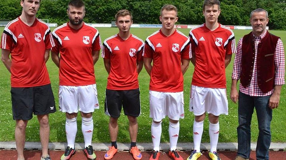 Neu-Trainer Christian Scheuerer (l.) und Vorsitzender Michael Weigl (r.) stellten die Neuzugänge Ivan Tankovic (2. v. l.), Moritz Stiegler, Nicolas Lindl und Christopher Baier vor. Foto: nku