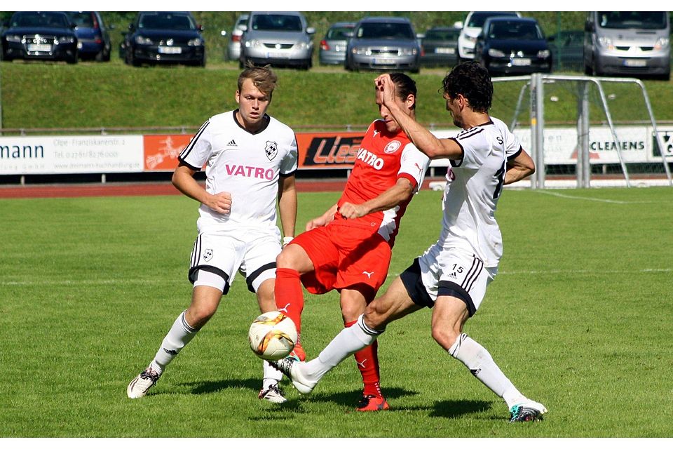 Kein Durchkommen: Daniel Waldrich vom 1. FC Kaan-Marienborn wird von den Olpern Andreas Krolewski (rechts) und Jannik Buchen (links) gestoppt. Foto: leem