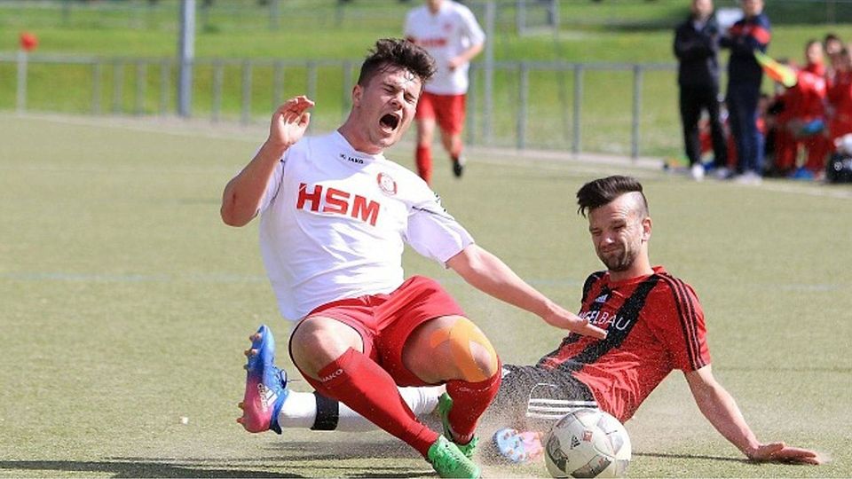 Robin Wentzel (rechts) vom desginierten Absteiger SV Aach-Eigeltingen, langt gegen Pfullendorfs Robin Slawig hin. Das F-Team des SCP ließ sich von der Härte der Gäste beeindrucken, kam nur mit Mühe zu einem Punkt. Foto: Karl-Heinz Bodon