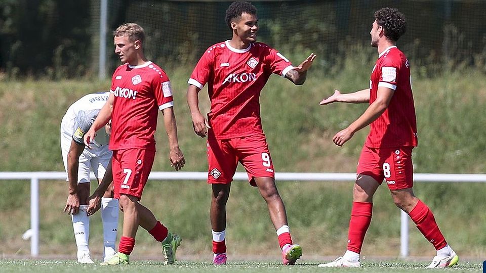 Vielversprechend: Jermain Nischalke (Mitte) erzielte bei seinem Debüt im Test gegen Bayern Alzenau gleich einen Doppelpack.