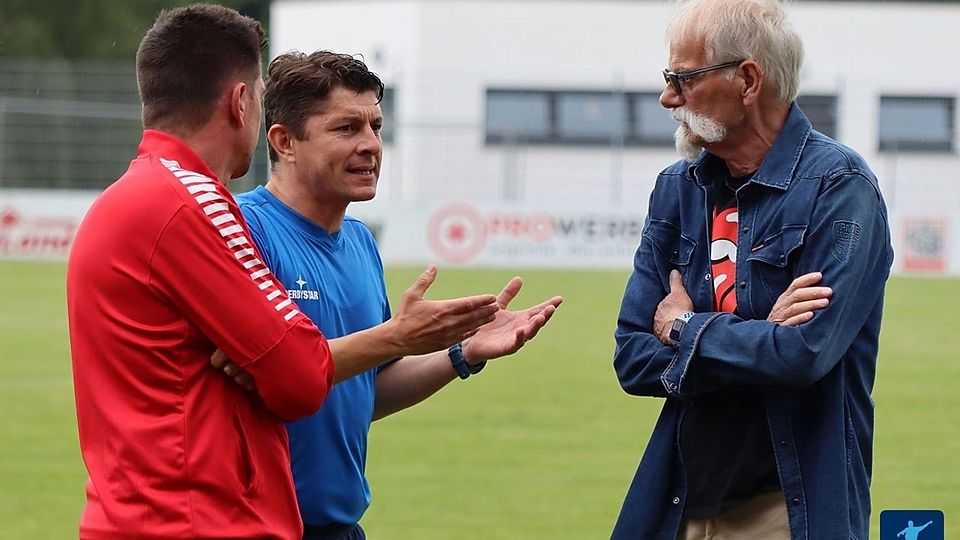Georg Mewes (r.) im Gespräch mit Kleve-Coach Umut Akpinar. 