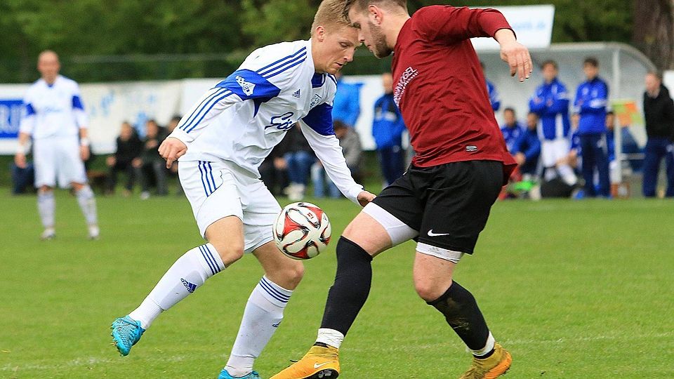 Sascha Hohmann (li., im Zweikampf gegen Stefan Ludwig vom SV Degg?tal) führt mit 27 Treffern die Torjägerliste der Bezirksliga Bodensee an und hat damit einen großen Teil dazu beigetragen, dass der SC Markdorf bereits am 26. Spieltag sein Meisterst Foto: Karl-Heinz Bodon