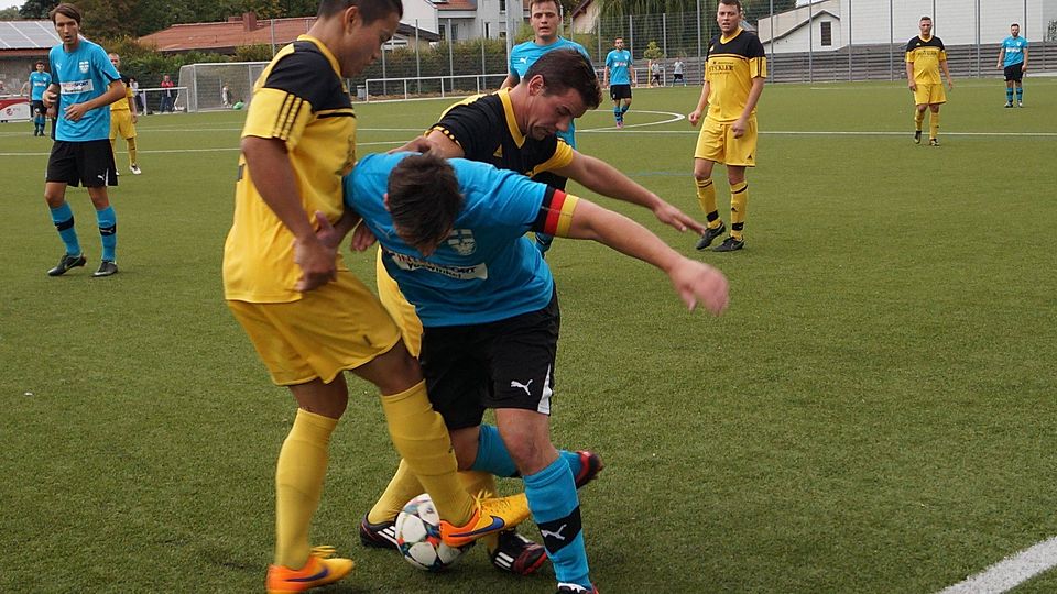 Viel Kampf, wenig Fußball, aber trotzdem ein verdienter Sieger. Hier nimmt es Monsheims Tobias Hess gleich mit zwei Gästespielern auf. Foto: Widder