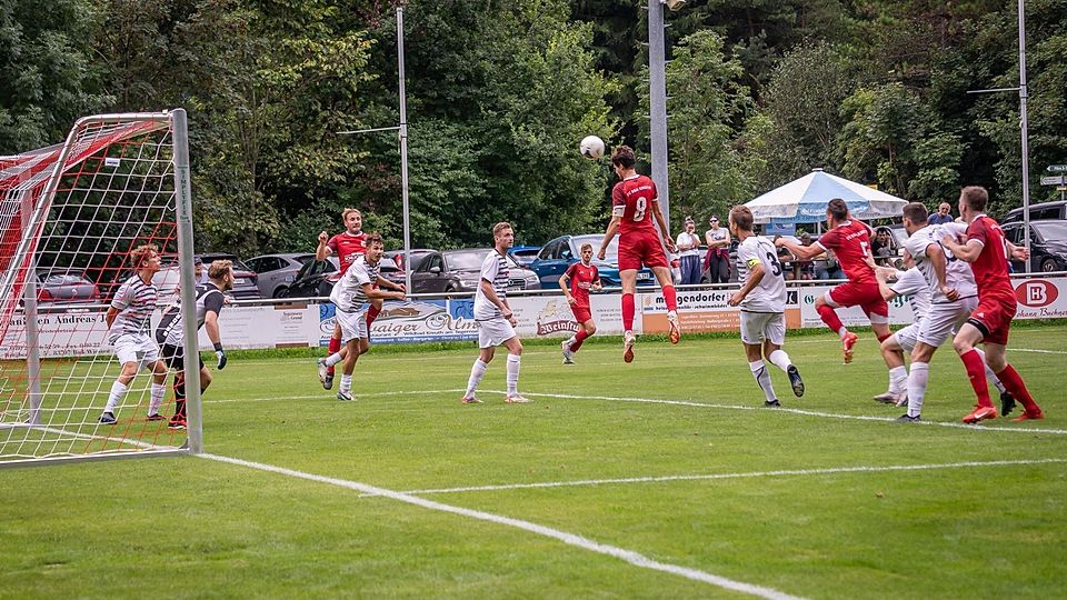 Die besseren Chancen hatte der FC Real Kreuth in der ersten Halbzeit, hier verpasst Tobias Frank per Kopfball.