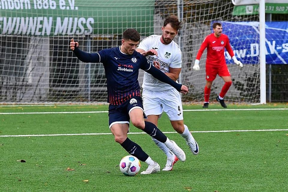 Basara-Spieler Gianni Auletta (links) hat im Zweikampf gegen Marienborns Jonas Hofmann die Nase vorn. Beide Verbandsligisten starten am Wochenende nach Fastnacht mit Nachholspielen ins Fußball-Jahr.	Archivfoto: Kristina Schäfer