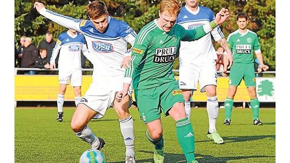 Im Duell zwischen dem SSV Jeddeloh (weiße Spielkleidung, links Nicolas Ludwig, hinten Radek Spilacek)   und dem  VfL Oldenburg gab es keinen Sieger. Das 2:2 lässt  beiden Mannschaften jedoch alle Chancen für die weiteren Spiele in der Rückrunde. Jeddeloh steht Sonnabend    nun aber unter Druck, gegen Göttingen punkten zu müssen. Piet Meyer