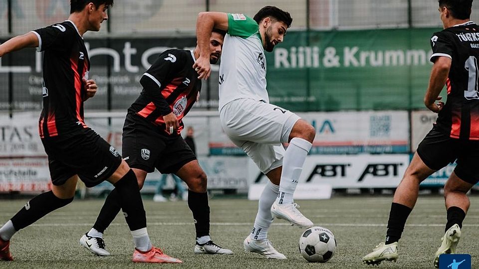 Der SG Finnentrop/Bamenohl (in Weiß) wird durchaus zugetraut, direkt in die Oberliga zurückzukehren. Mitabsteiger Türkspor Dortmund ist dagegen kein Kandidat für oben.