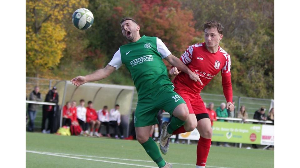 Wörrstadts Leon-Maurice Simon (rotes Trikot) und Gundersheims Besart Morina gehen im neuen Jahr mit ihren Mannschaften das Ziel Klassenerhalt an.	Archivfoto: Axel Schmitz/pakalski-press