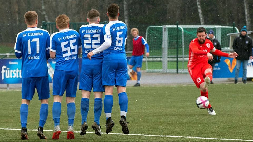 Benjamin Hofmeier vom FC Löffingen beim Freistoß:  Die Eisenbacher Mauer steht. | Foto: Wolfgang Scheu