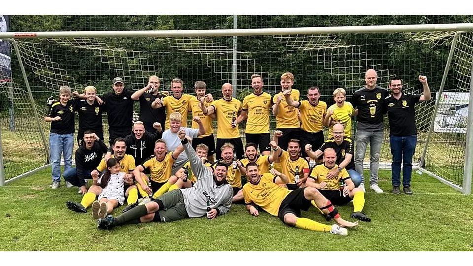 Spieler und Anhang des SSV Bottenhorn feiern den Gewinn des Perf-Gansbach-Turniers. © Frank Losert