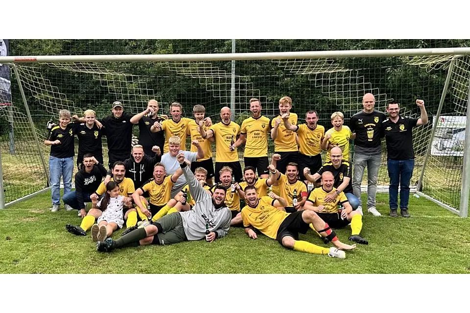 Spieler und Anhang des SSV Bottenhorn feiern den Gewinn des Perf-Gansbach-Turniers. © Frank Losert