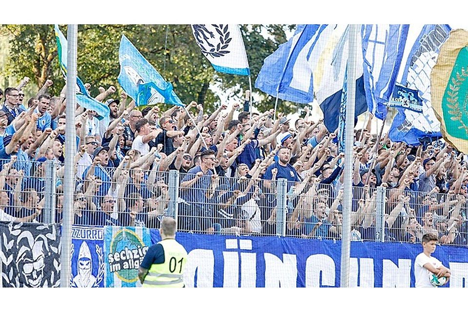 Wo auch immer die Löwen in der bayerischen Regionalliga spielen, da strömen ihre Fans in die Stadien – So wie beim Saisoneröffnungsspiel im Juli des vergangenen Jahres in Memmingen.  Foto: Ingo Jensen/Jensen Images
