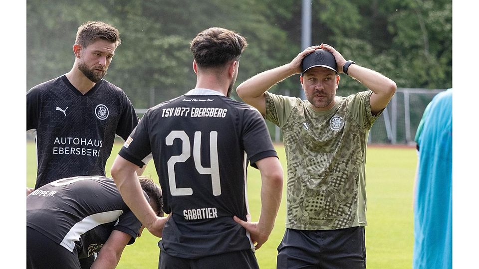 FB Relegation Ebersberg (schwarz) von links Schaller , Hoppe , Sabatier , Trainer Michael Hieber