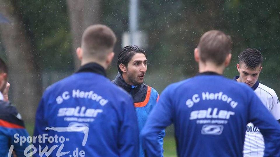 Stehen derzeit im Regen: Ihsan Kalkan rief seine Spieler nach dem Spiel zum obligatorischen Mannschaftskreis zusammen. Auf einem Abstiegsplatz liegend braucht der SC Herford den Zusammenhalt.