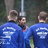 Stehen derzeit im Regen: Ihsan Kalkan rief seine Spieler nach dem Spiel zum obligatorischen Mannschaftskreis zusammen. Auf einem Abstiegsplatz liegend braucht der SC Herford den Zusammenhalt.
