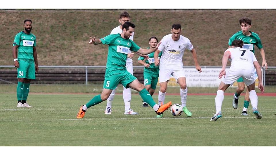 Waldalgesheims Fabrizio Haas (grünes Trikot), hier im Spiel gegen die SG Eintracht Bad Kreuznach, meldet sich pünktlich zum Topspiel gegen Dudenhofen wieder fit.	Foto: Mario Luge