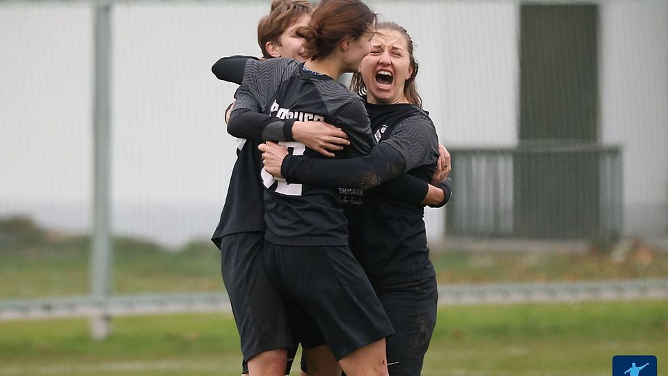 Da muss alles raus! Alburg jubelt über den ersten Heimsieg der Saison.
