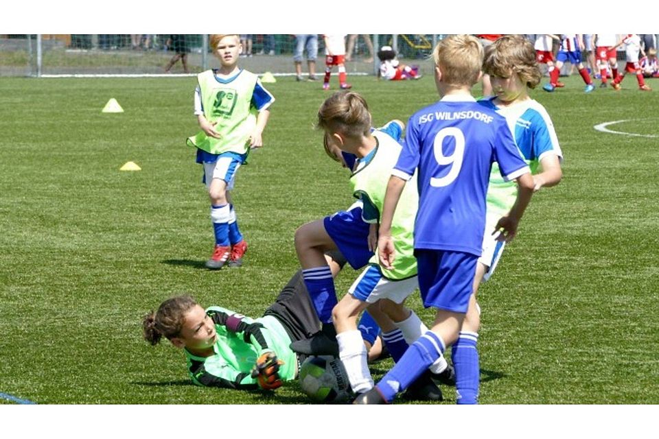 So sieht leidenschaftlicher Einsatz bei E-Jugend-Kickern aus: Adler Dielfens Torhüter warf sich vor einen einschussbereiten Spieler des späteren Turniersiegers JSG Wilnsdorf/O./W., den wiederum zwei Verteidiger daran hindern wollten. Foto: jb