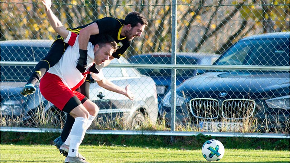 Das waren noch Zeiten, als es im Fußball nur um den Fußball ging. Heute müssen sich die Vereinsfunktionäre um ganz andere Dinge Gedanken machen. Dieses Foto zeigt übrigens ein Duell zwischen dem FC Hohenpolding und dem FC Hörgersdorf aus dem Jahr 2018.
