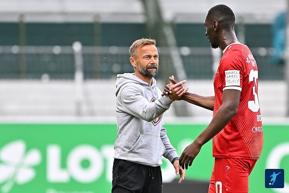 Können sich ab sofort wohl auf die Aufstiegsspiele vorbereiten: Kickers-Coach Michael Schiele (li.) und Sturmkante Tarsis Bonga.