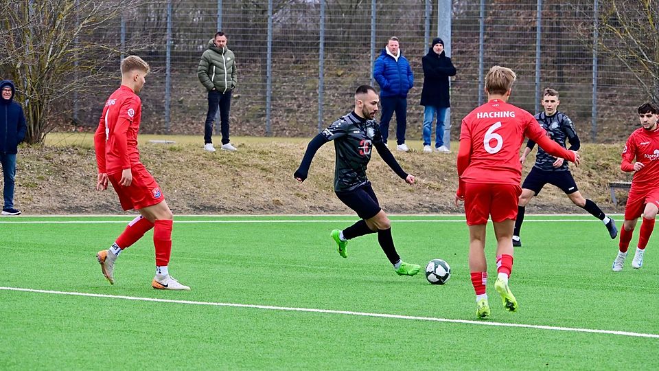 Sein bislang letzter Einsatz als Spieler: Kurz nach dieser Szene zog sich Furkan Kircicek (schwarzes Trikot) am 1. März in Neuried gegen Unterhaching II einen Kreuzbandriss zu. Nach der Winterpause treffen beide Teams erneut aufeinander.