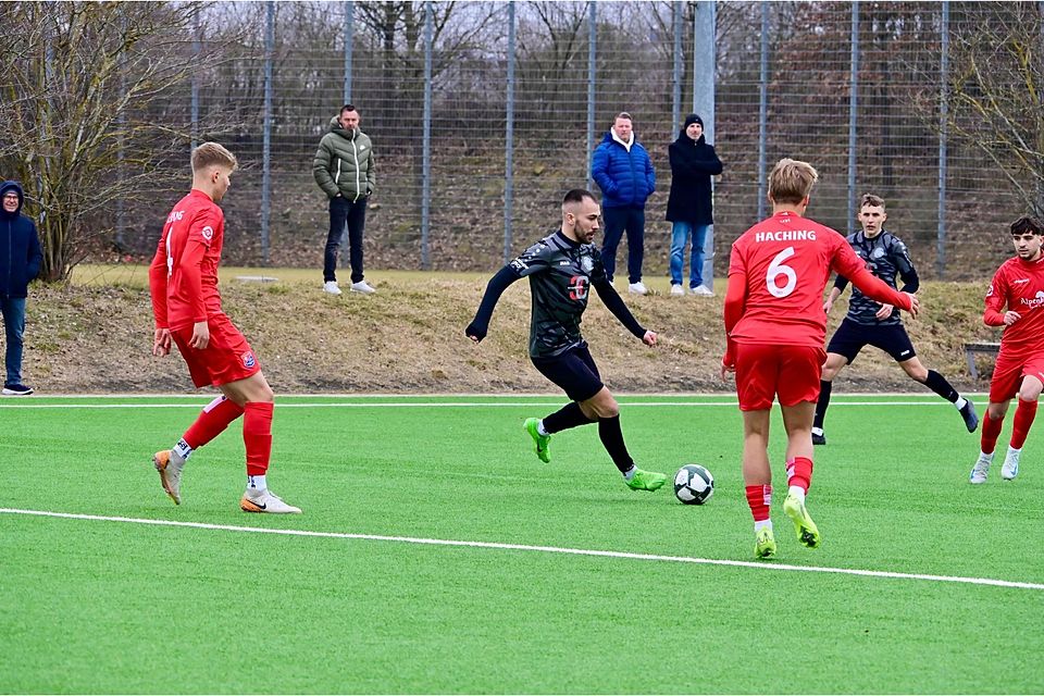 Sein bislang letzter Einsatz als Spieler: Kurz nach dieser Szene zog sich Furkan Kircicek (schwarzes Trikot) am 1. März in Neuried gegen Unterhaching II einen Kreuzbandriss zu. Nach der Winterpause treffen beide Teams erneut aufeinander.